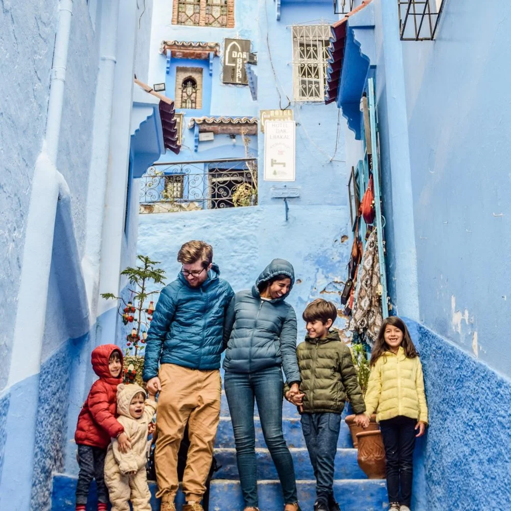 Marokko-mit-Kindern-in-der-Familie-in-Chefchaouen